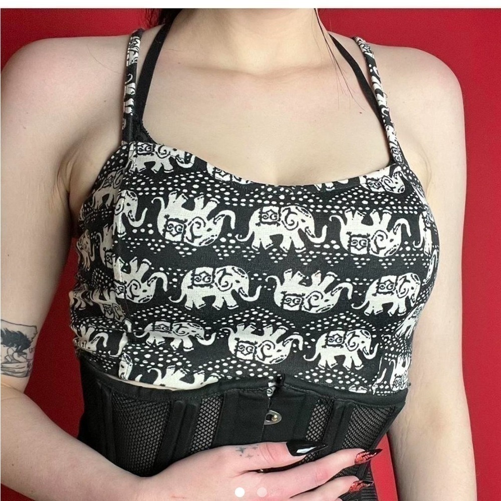 soft geometric elephant crop top 🖤🤍